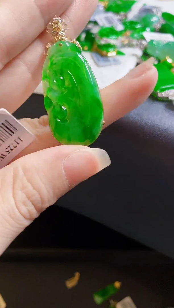 翡翠18K金镶嵌颈饰如意