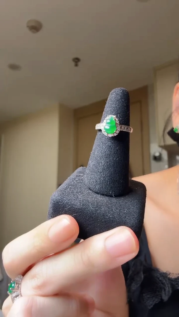 翡翠戒指银S925镶嵌天然翡翠戒指