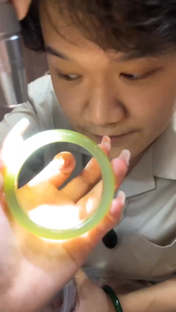 和田玉手镯未镶嵌湖水绿正圈60