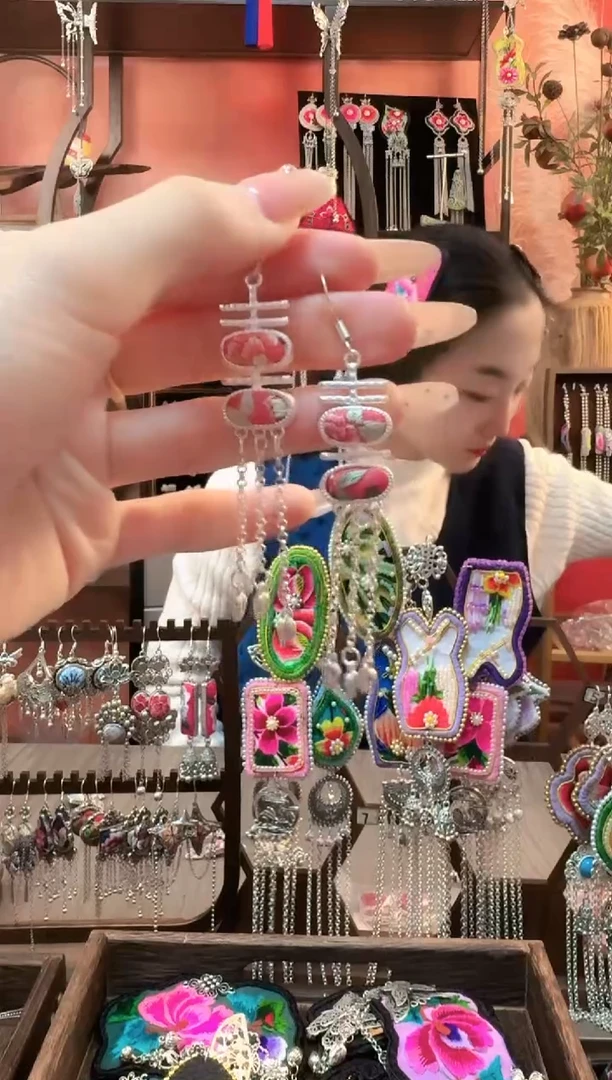 织绣云织谣民族风精美饰品 72