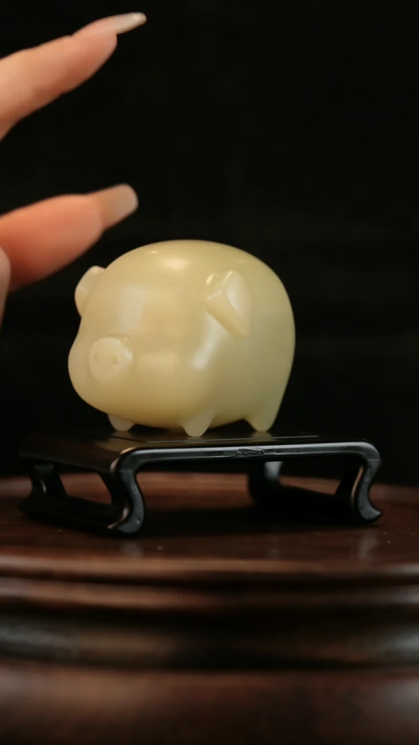 云南石竹叶青雕刻：可爱小猪