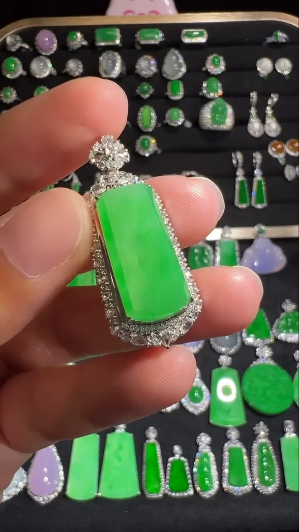 18K金镶嵌挂件翡翠吊坠