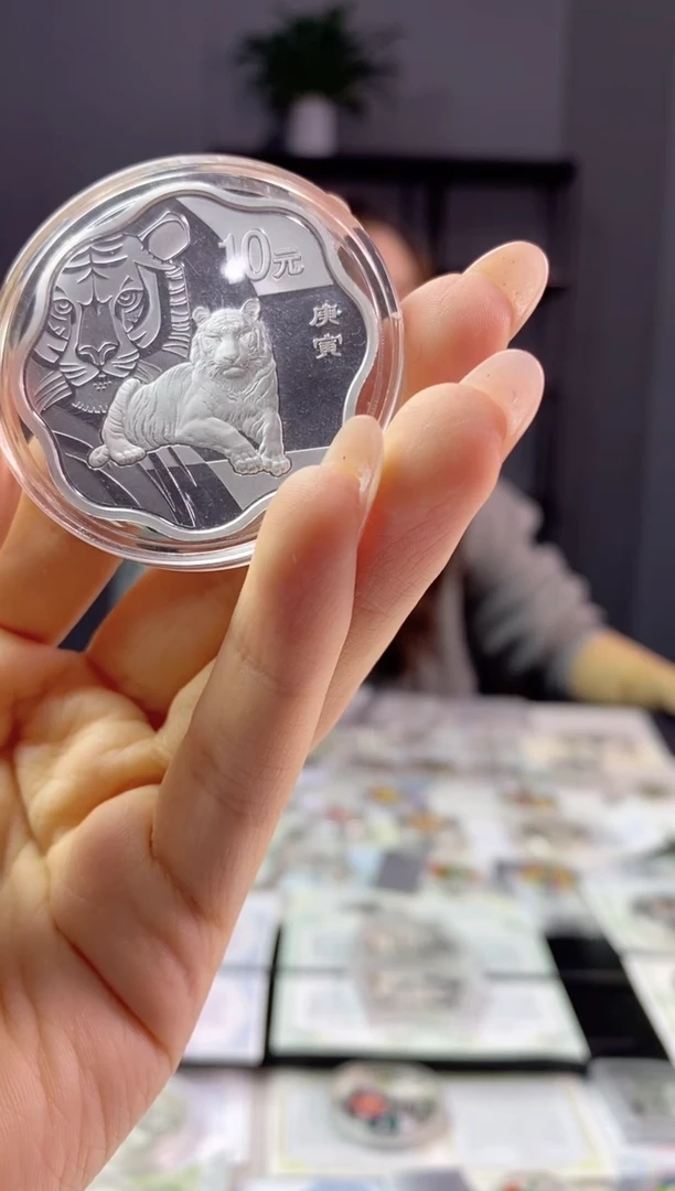 纯银2010年梅花虎1盎司银币