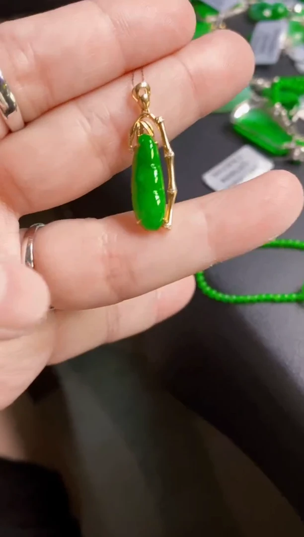 颈饰18K金镶嵌翡翠竹子