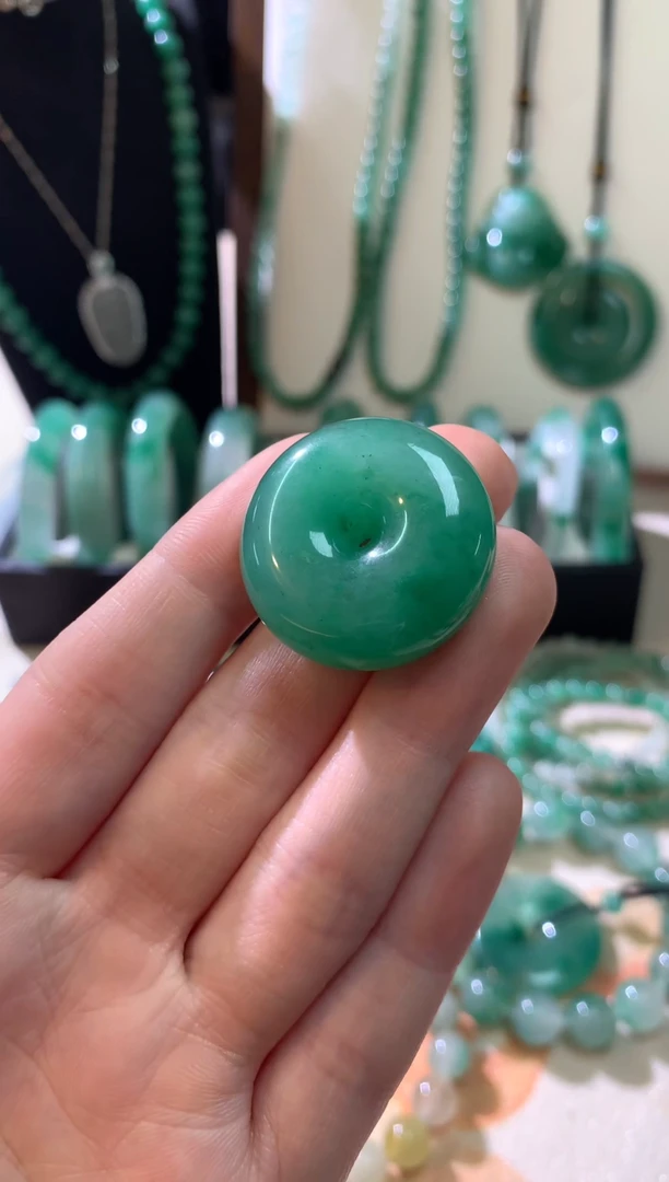 吊坠(不含链)未镶嵌石英质玉（非洲翠）面包扣