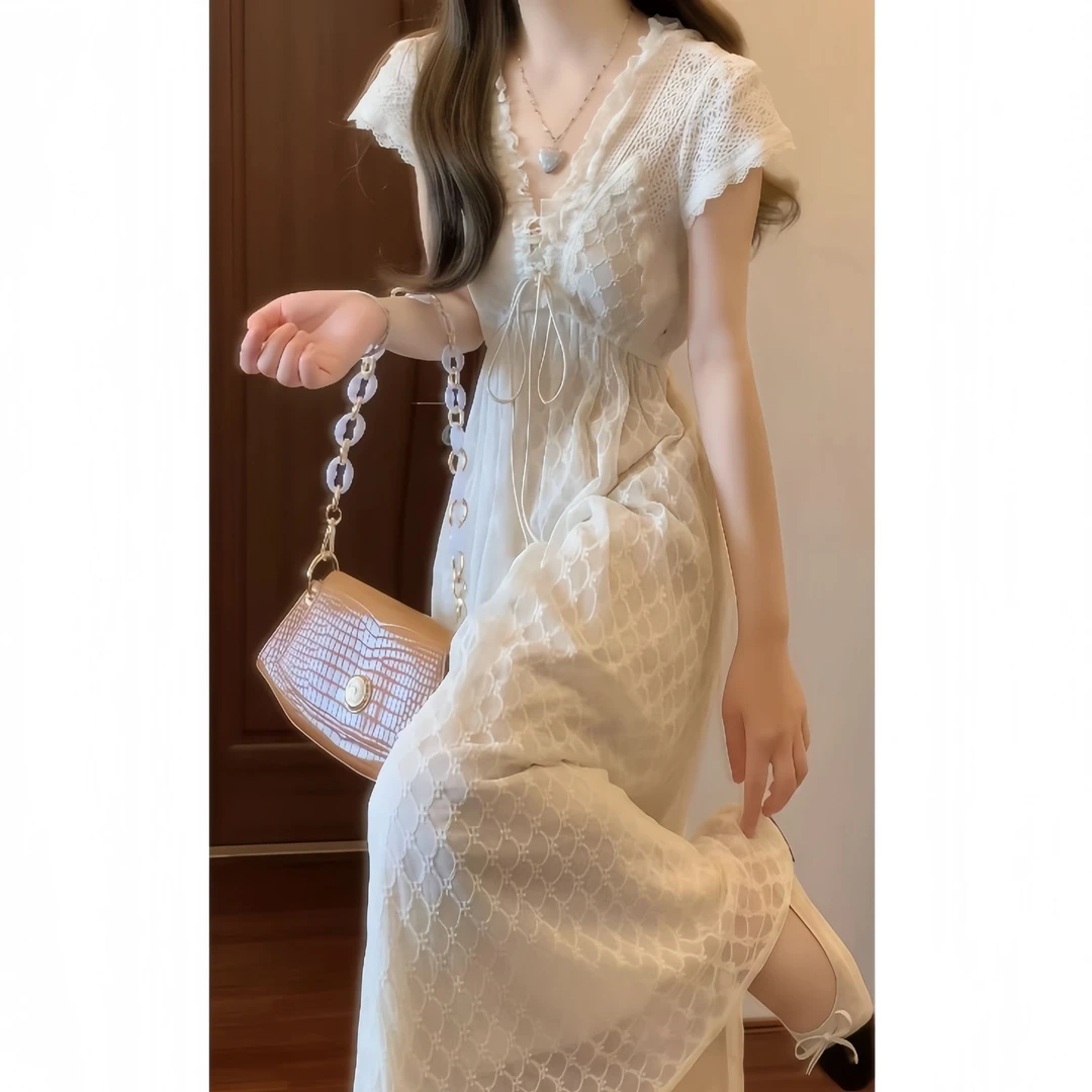 法式V领薄纱连衣裙2025新款今年流行连身长裙气质千金感蕾丝A字裙