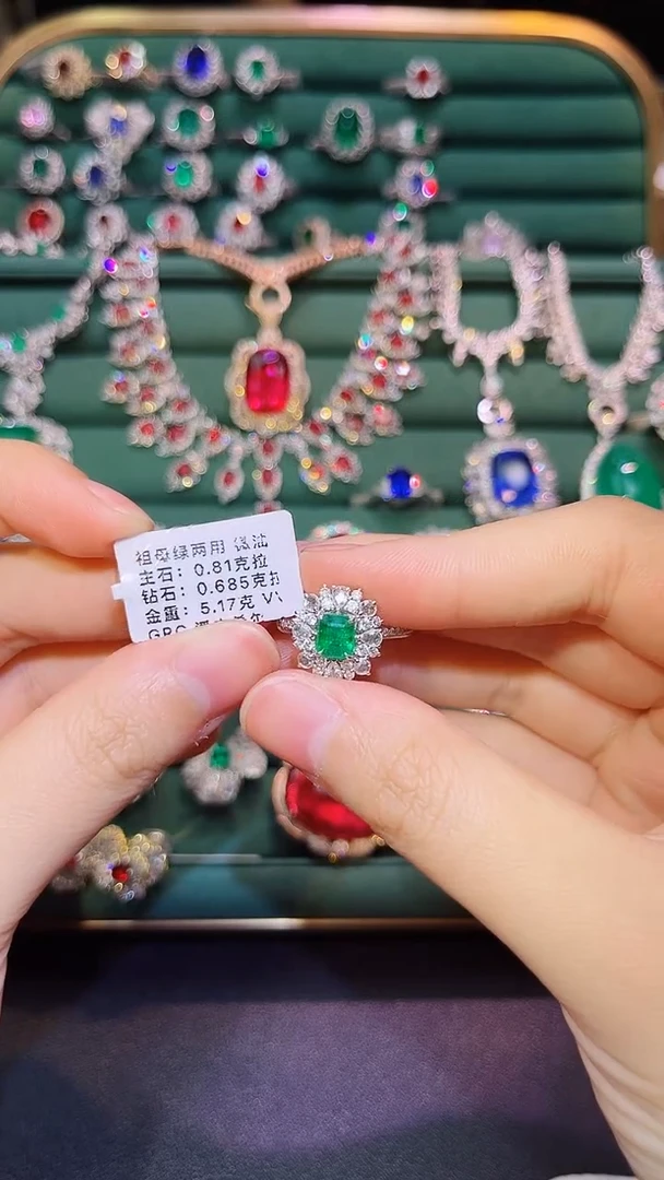 18K金镶嵌戒指祖母绿0.81克拉