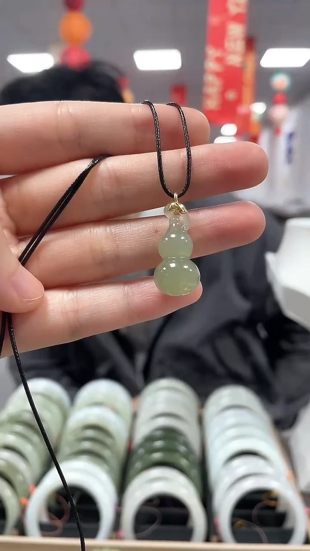 【闪购商品】和田玉颈饰18K金镶嵌葫芦吊坠一件