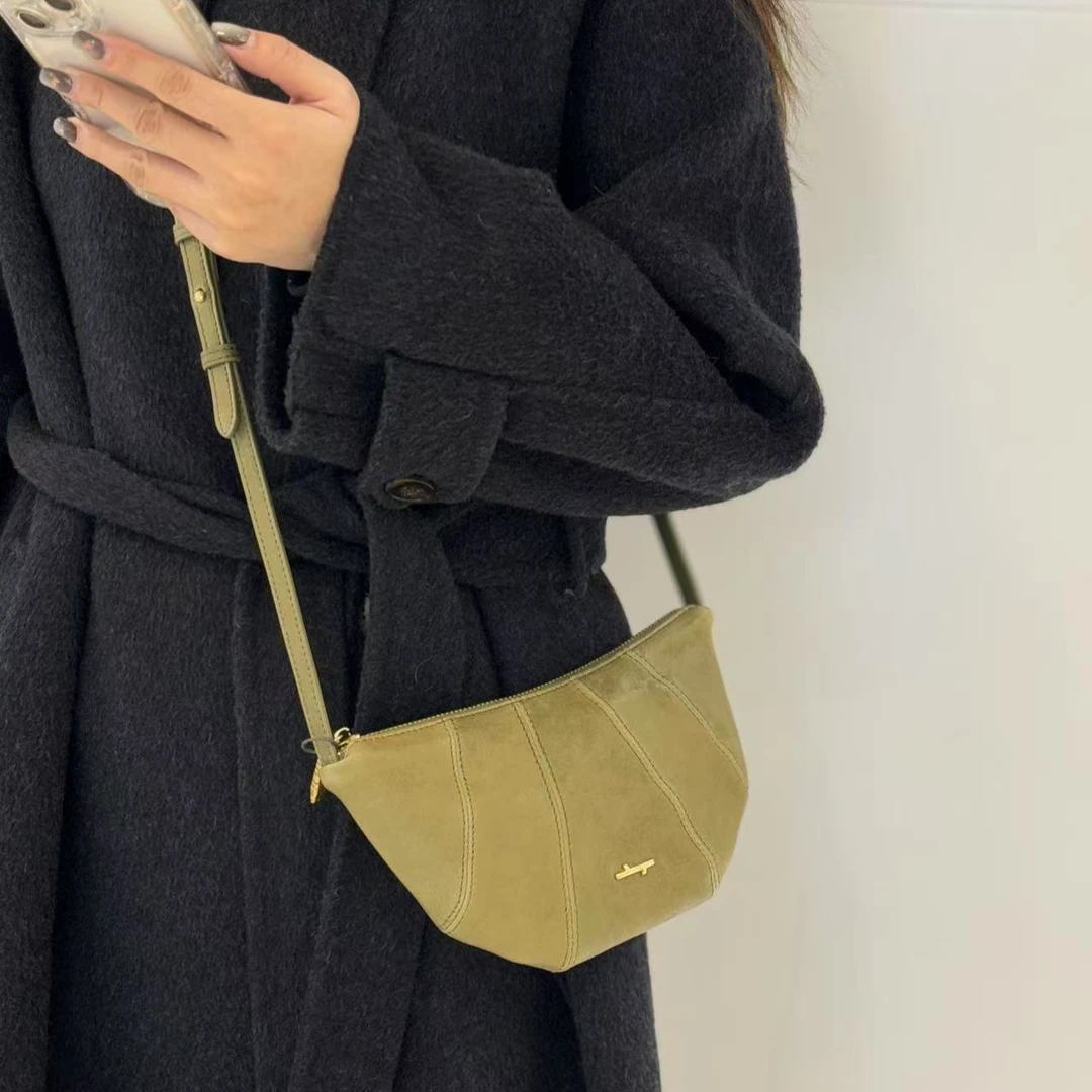 食草堂专柜新款女包 休闲时尚百搭小众复古羊皮斜挎牛角包 洛屿