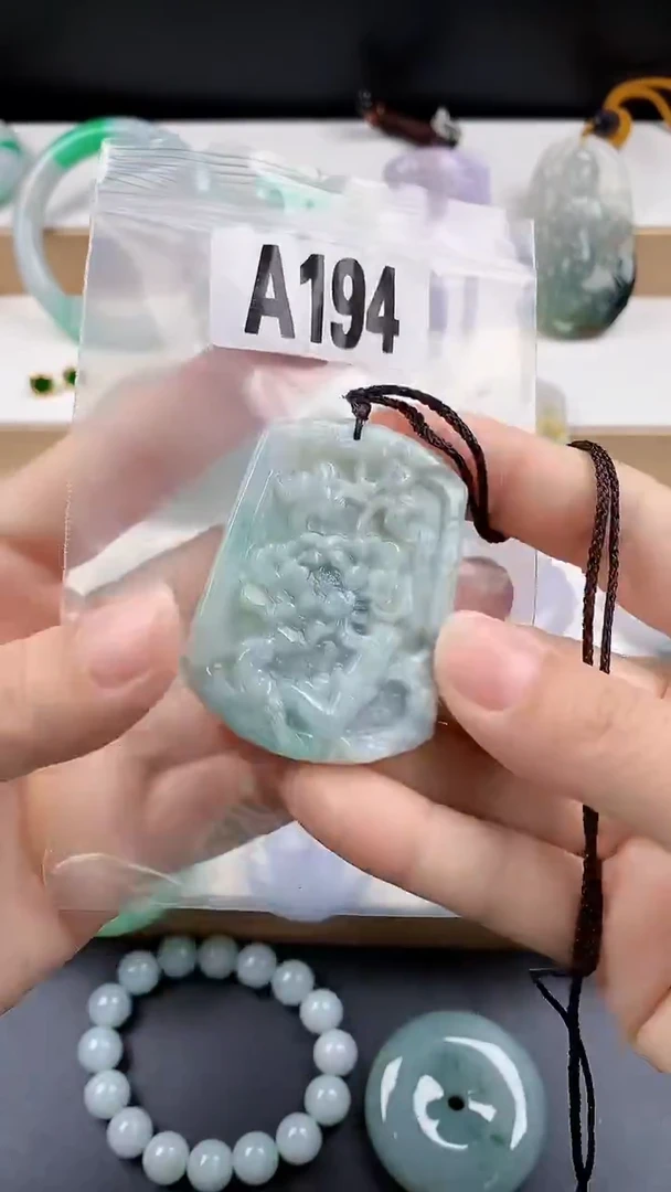 颈饰未镶嵌翡翠天然翡翠吊坠挂件