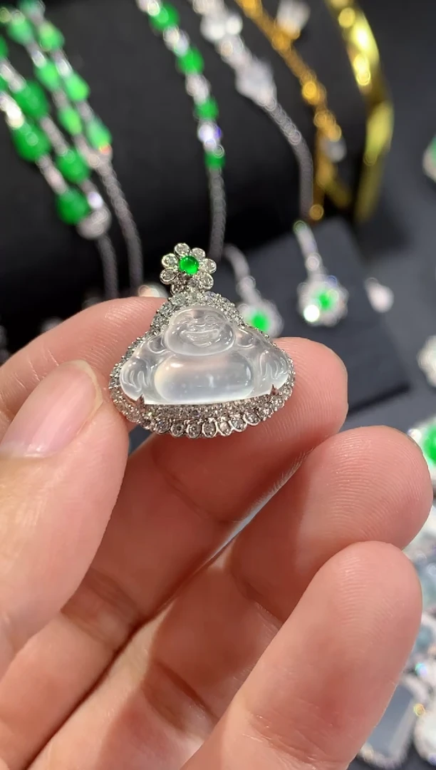 颈饰18K金镶嵌翡翠佛公