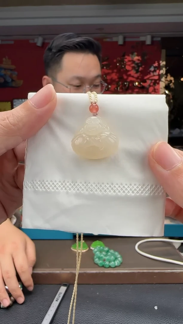 颈饰未镶嵌和田玉藕粉抱抱佛