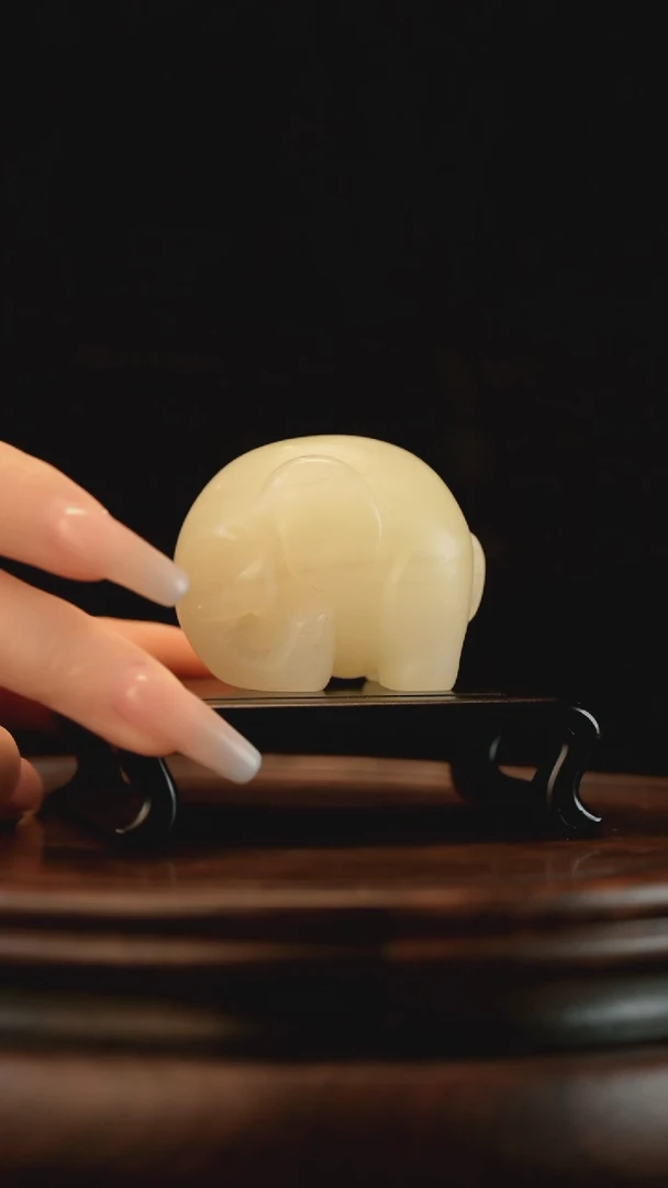 云南石竹叶青雕刻：如意小象