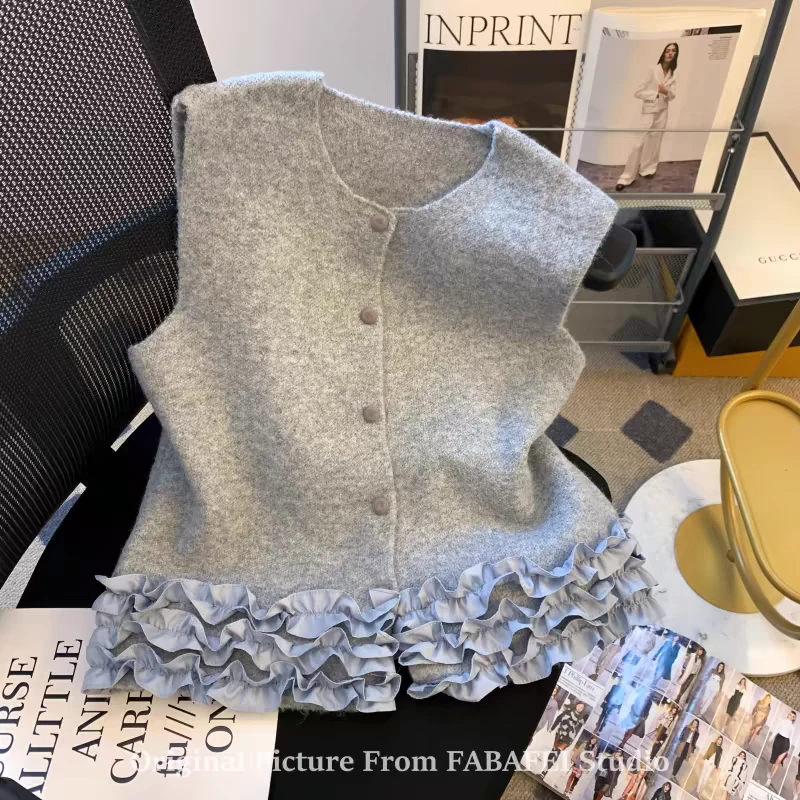 H2963软糯雪花绒马甲精致纽扣荷叶边工艺演绎优雅风美精致格调