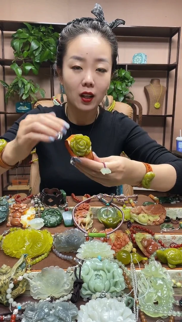 未镶嵌岫玉颈饰多样性发货发其中之一