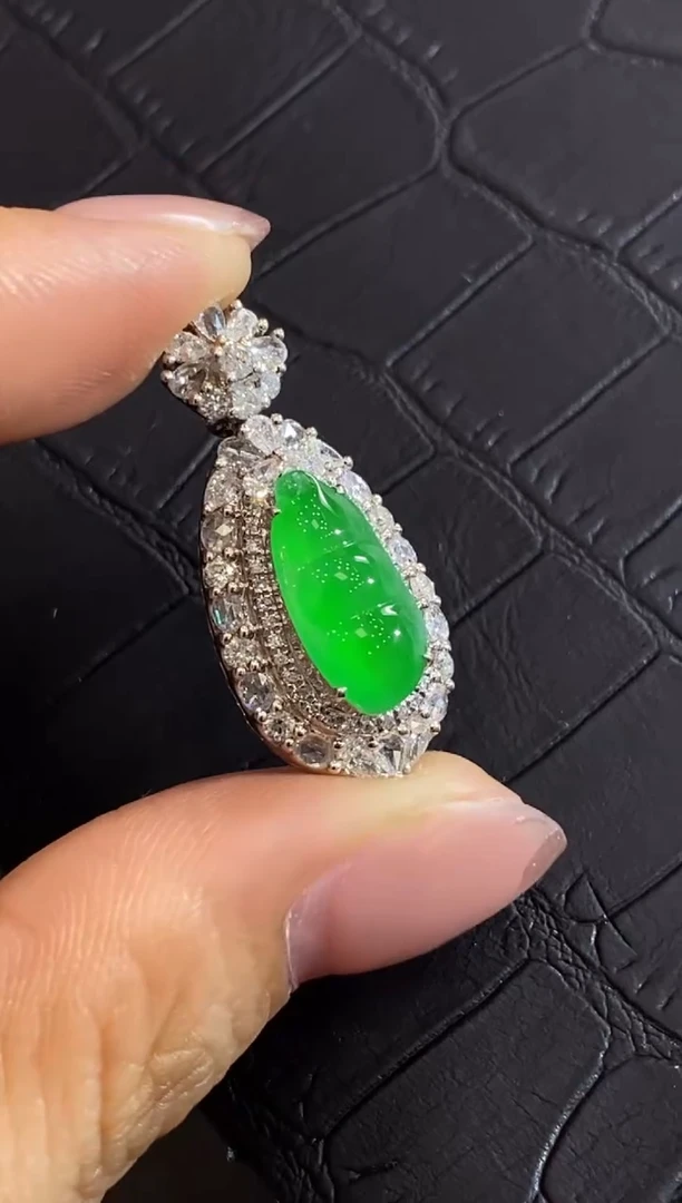 颈饰18K金镶嵌翡翠收到货48小时鉴赏期（超时不退不换）