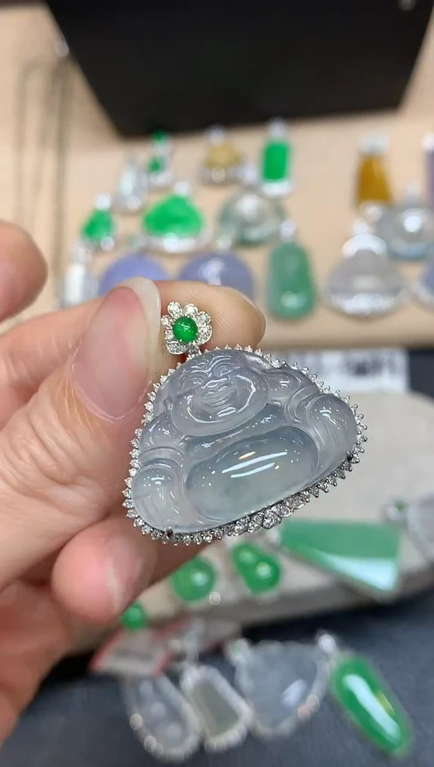 颈饰18K金镶嵌翡翠佛公【无服务费