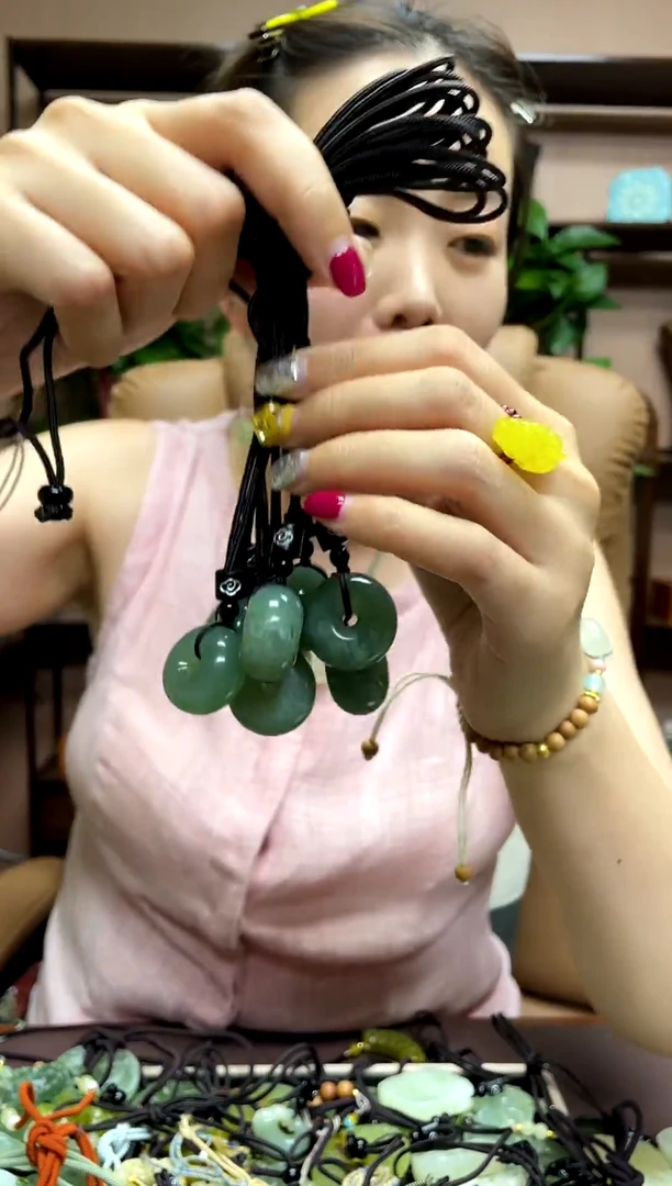 岫玉未镶嵌颈饰多样性发货发其中之一