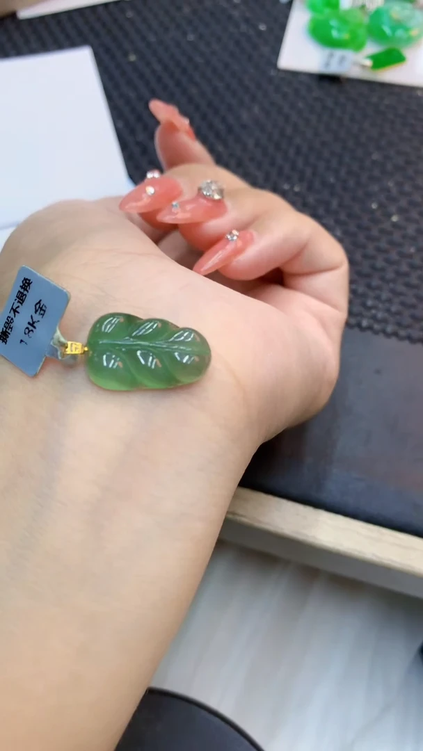 颈饰18K金镶嵌翡翠1