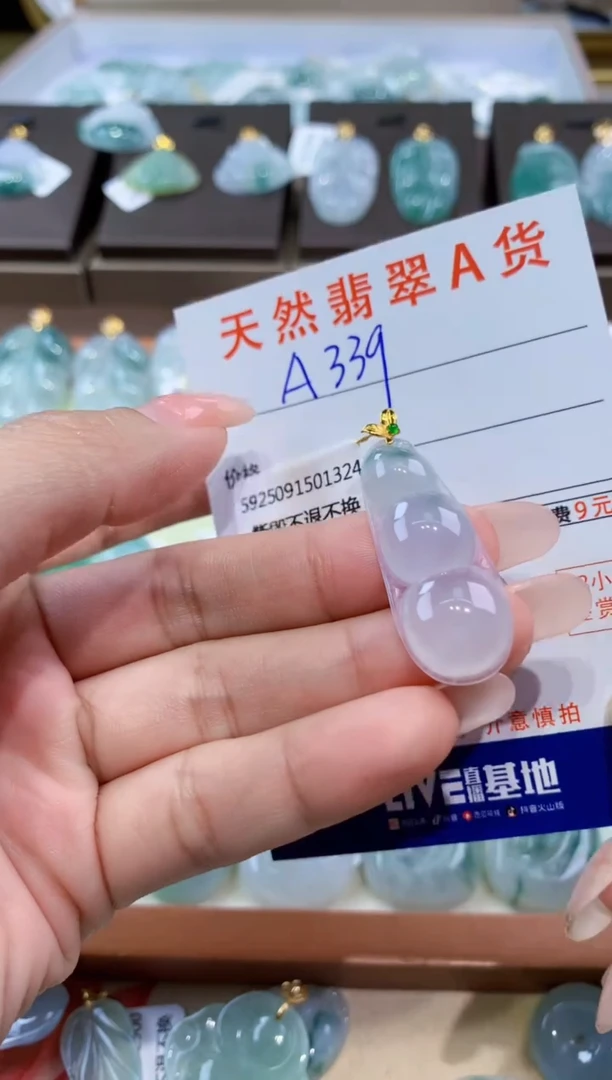 颈饰18K金镶嵌翡翠天然缅甸翡翠A货挂件