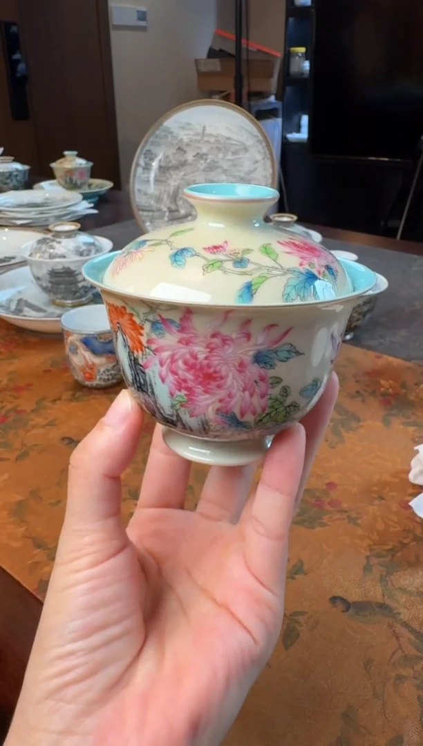 手绘粉彩暖菊盖碗