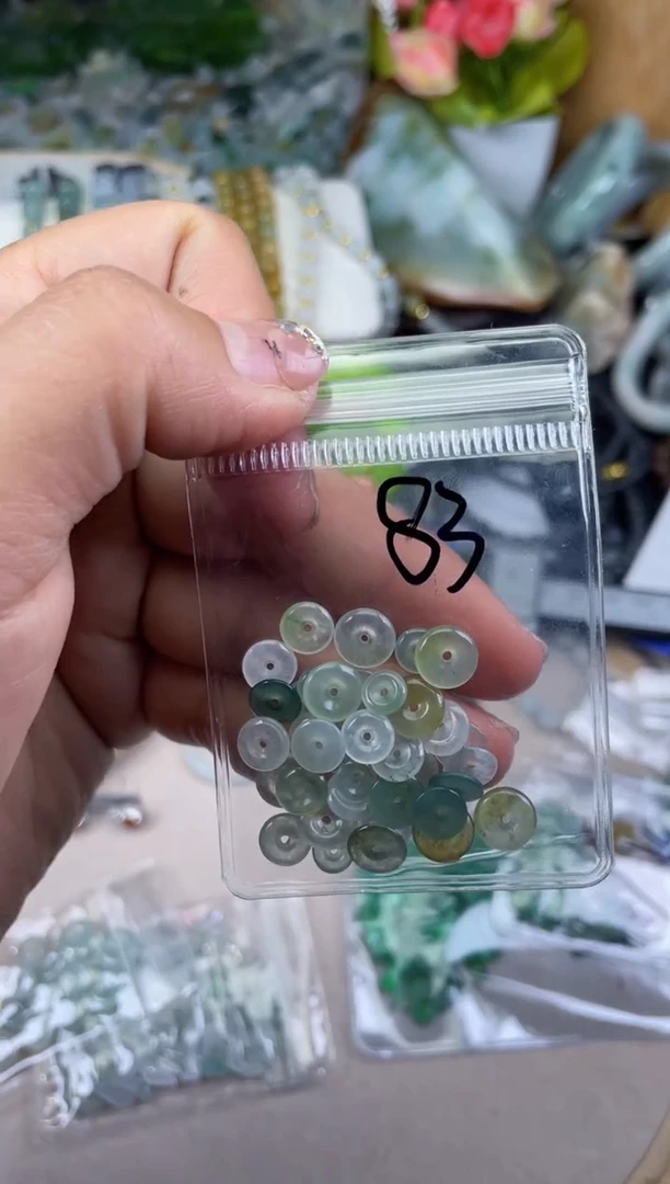 【闪购商品】翡翠颈饰未镶嵌天然翡翠37颗84