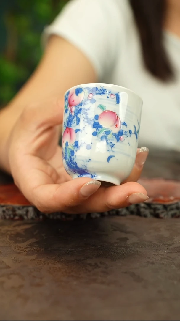 青花手绘桃子主人杯