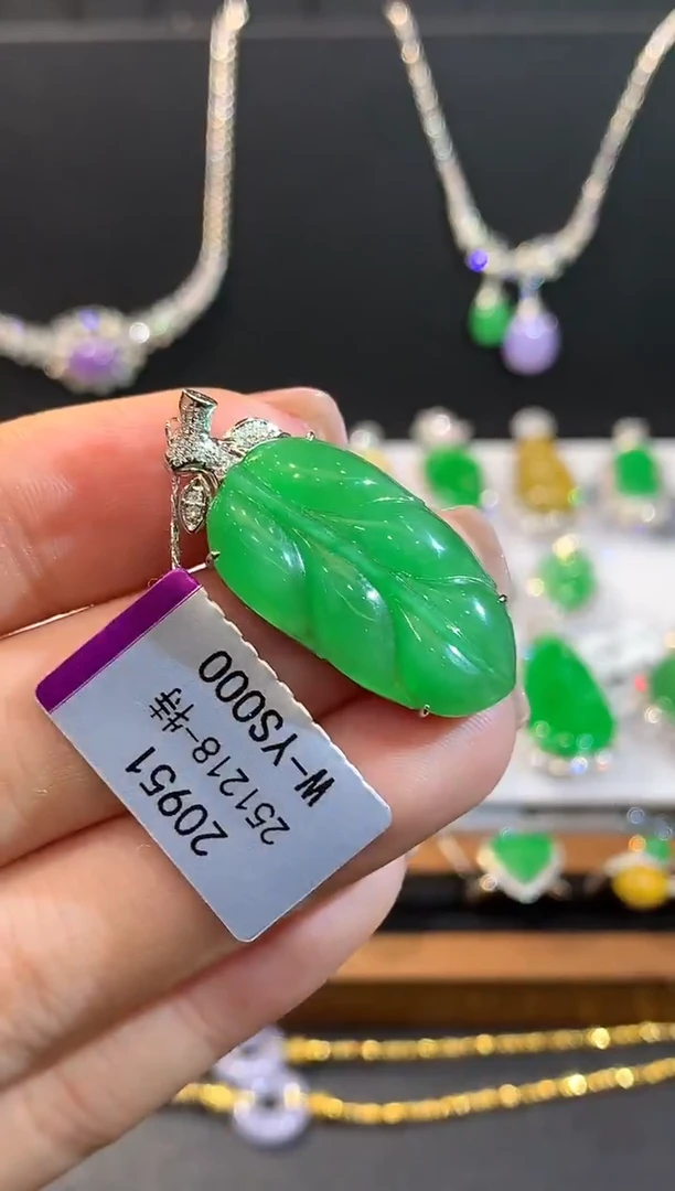 吊坠(不含链)18K金镶嵌翡翠多样性发其一