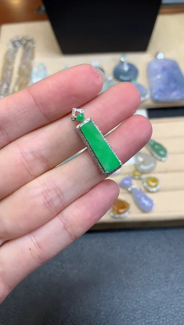 【闪购商品】翡翠颈饰18K金镶嵌无事牌【无服务费】