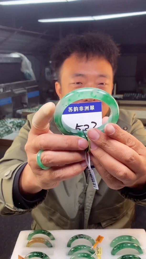 未镶嵌手镯石英质玉（非洲翠）59+