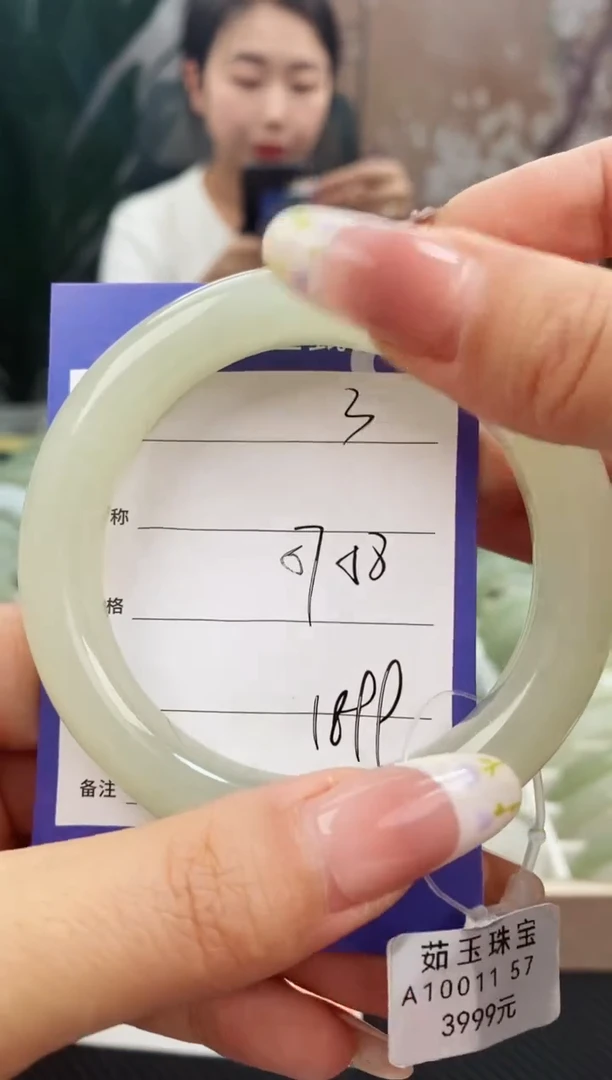 和田玉手镯未镶嵌微色差3