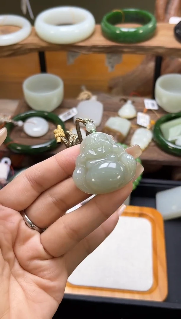 吊坠(不含链)未镶嵌和田玉伴**生且末青白 佛公