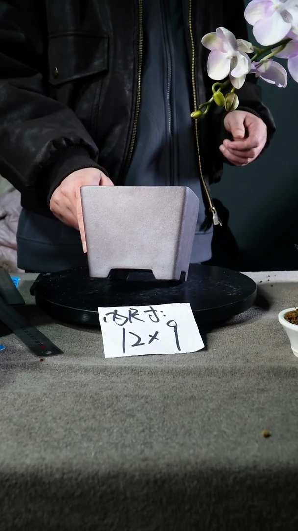 A宜兴紫砂小花盆