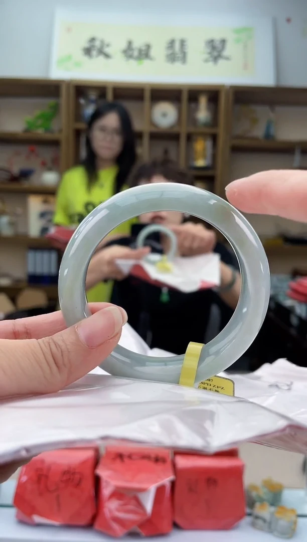 翡翠手镯未镶嵌翡翠手镯