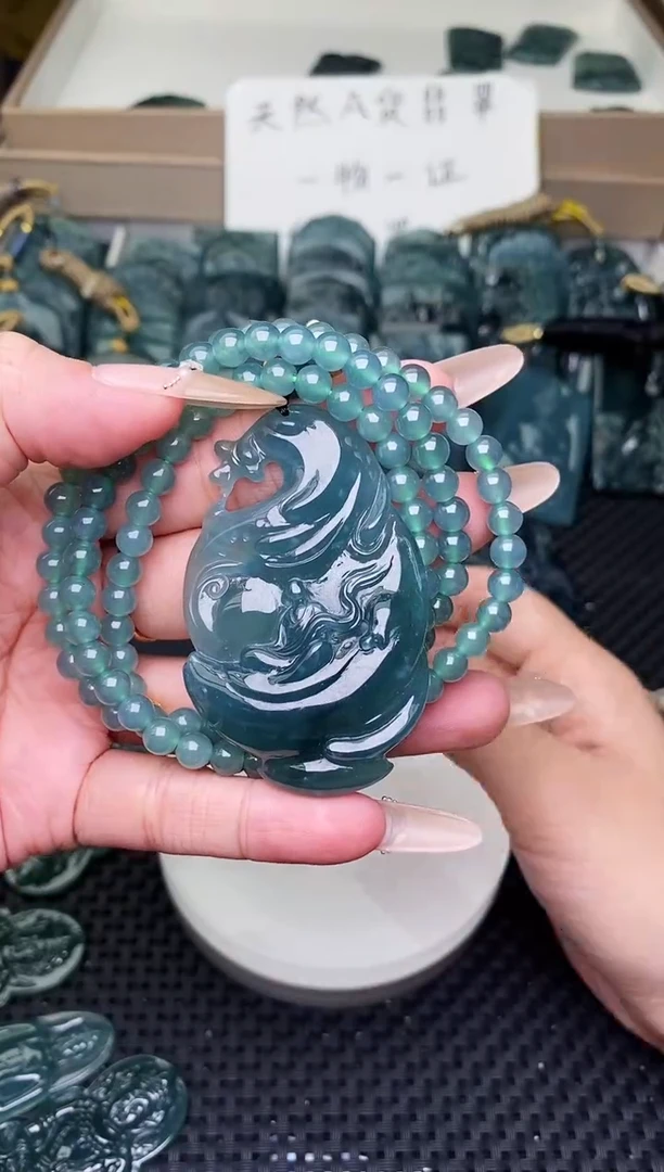 颈饰未镶嵌翡翠