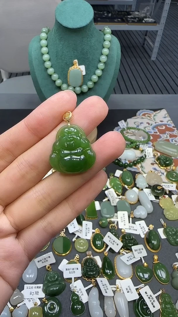 18K金镶嵌和田玉挂件1