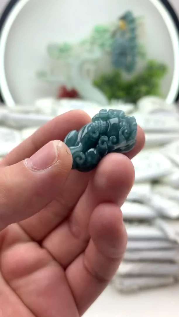 翡翠未镶嵌颈饰貔貅
