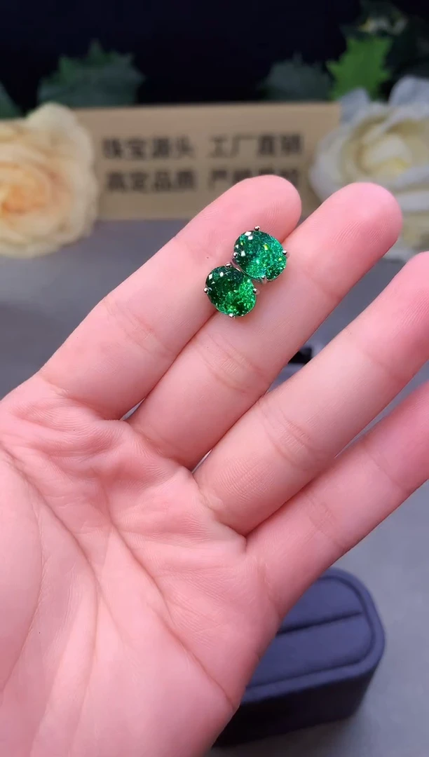 银S925镶嵌耳钉石榴石（沙弗莱）5555
