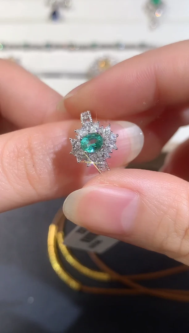 18K金镶嵌戒指祖母绿静***活D441|4500