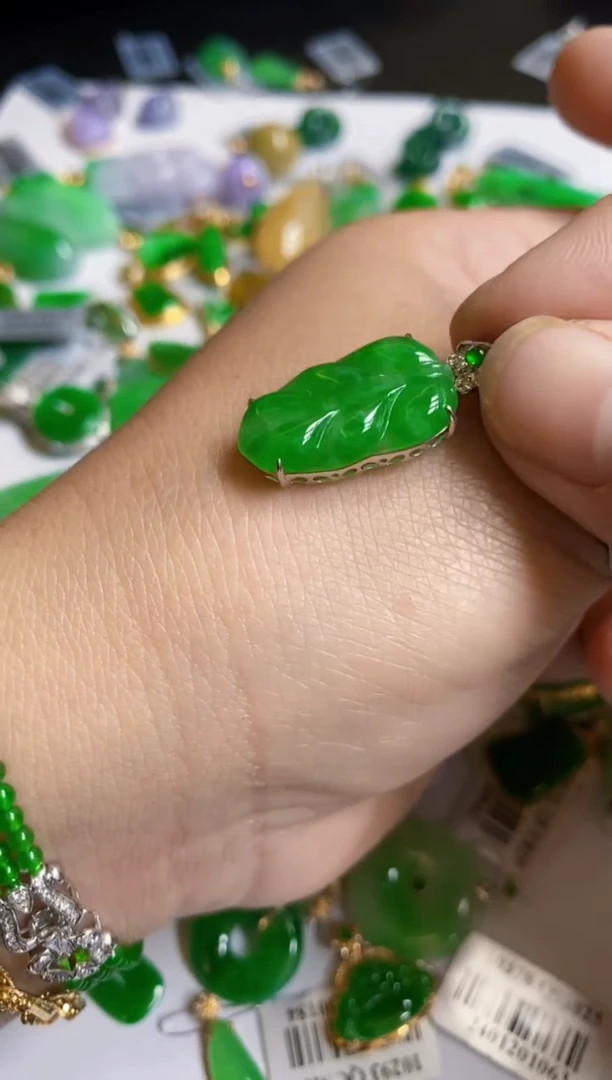 【闪购商品】翡翠颈饰18K金镶嵌吊坠