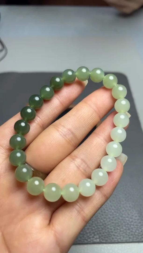 和田玉未镶嵌颈饰.