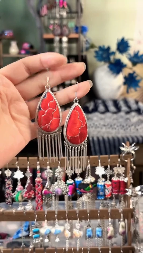 彩云南阁非遗老绣饰品873