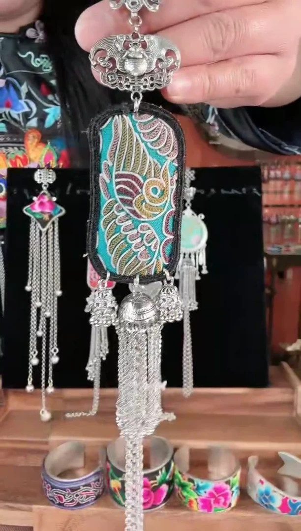 织绣非遗刺绣饰品压襟33