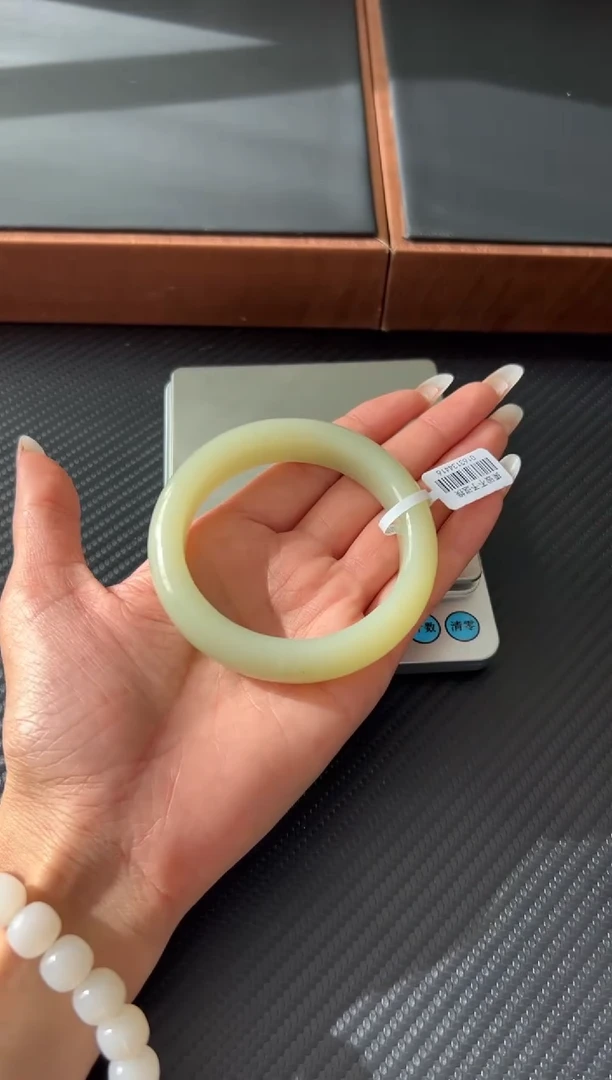 未镶嵌手镯和田玉秋**雪且末微色差迪克兰二细60K