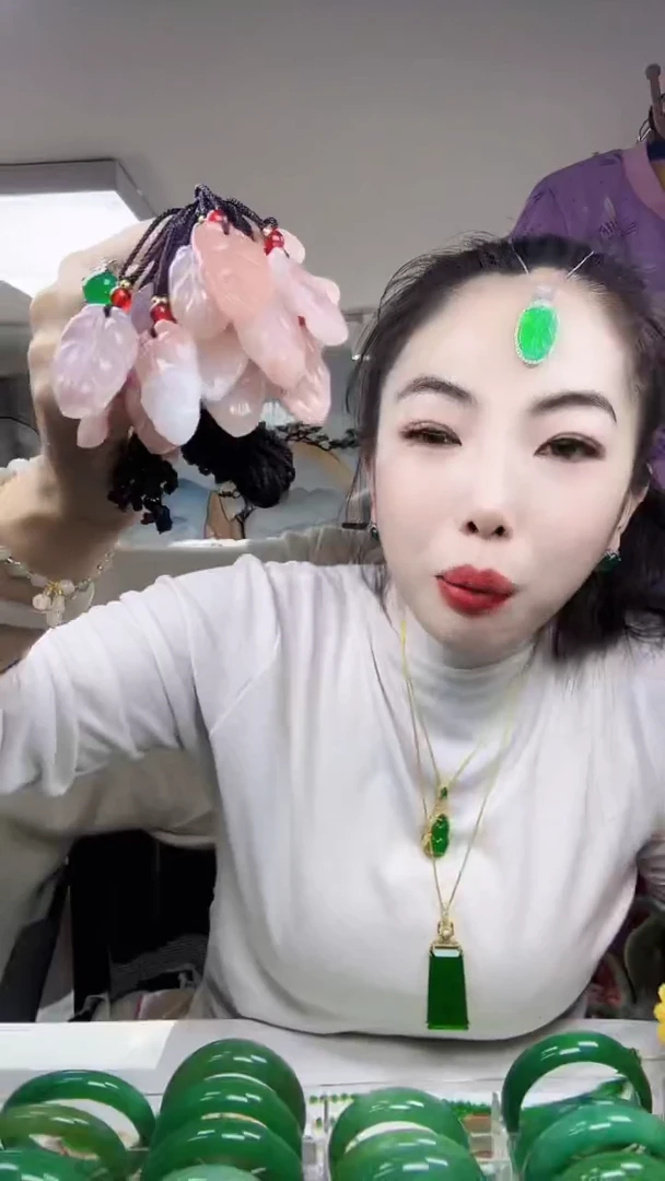 颈饰未镶嵌石英质玉金丝玉叶子