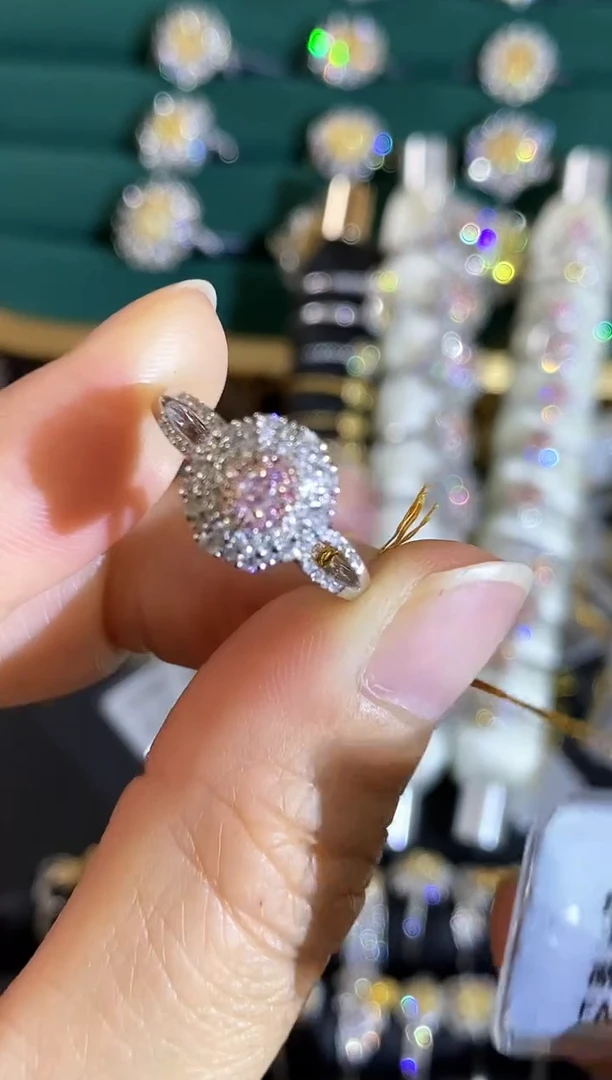 18K金镶嵌戒指钻石戒指