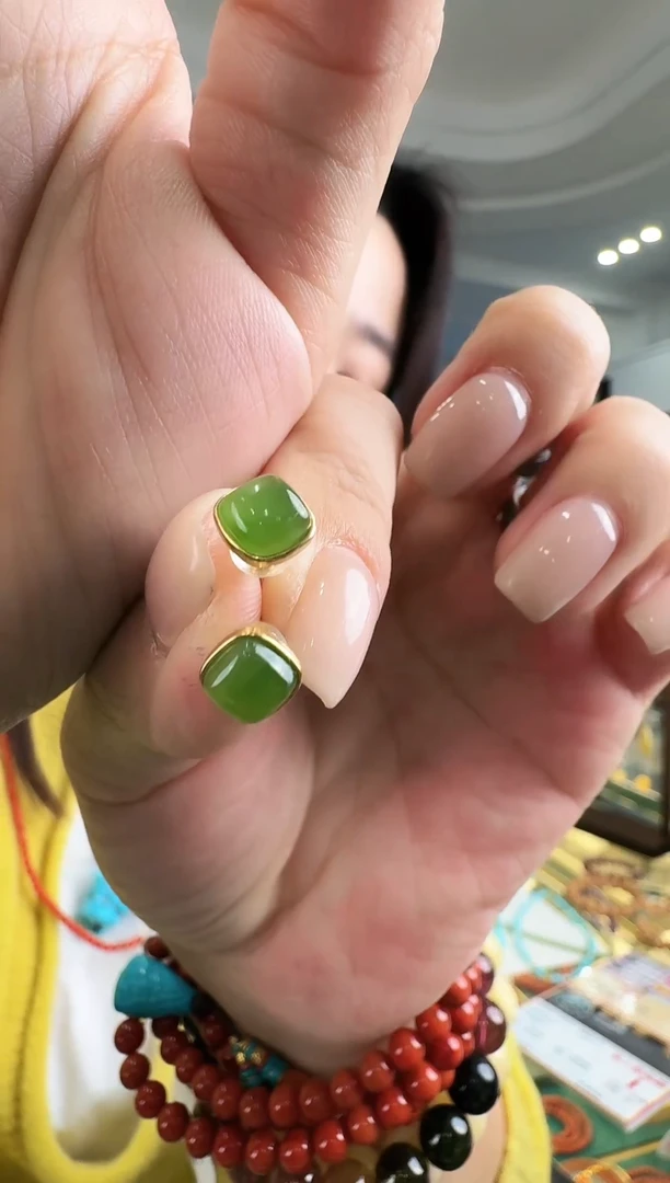 未镶嵌和田玉耳饰精美的耳钉
