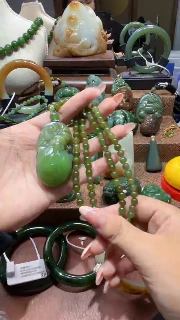 颈饰未镶嵌和田玉（碧玉）1