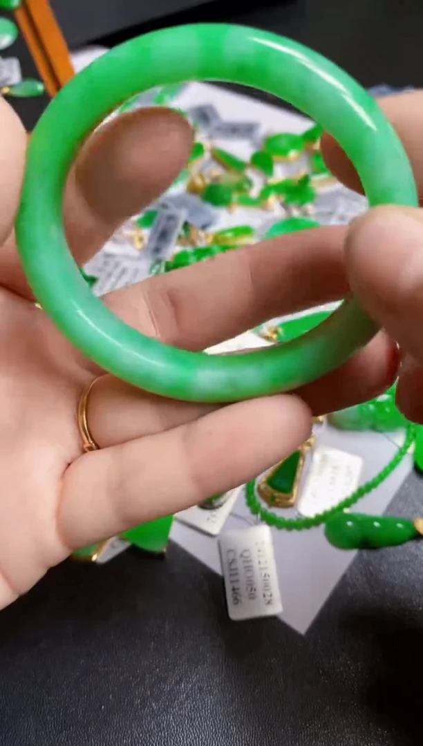 【闪购商品】翡翠颈饰18K金镶嵌手镯