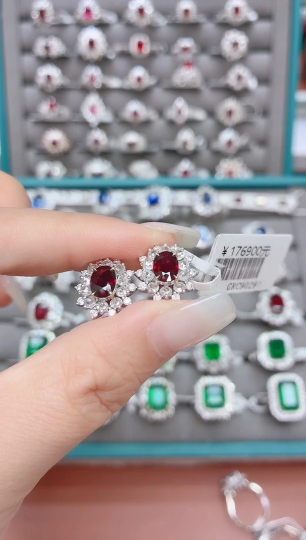 耳饰18K金镶嵌红宝石1.42克拉